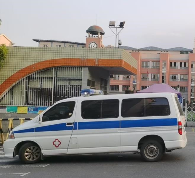 廉江救护车出租护送骨折病人一公里多少钱